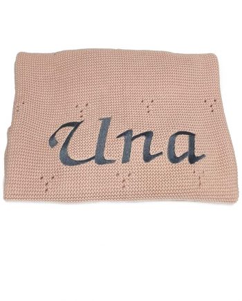 pamučna-pletena-dekica-za-bebe-s-imenom---poofi-paris--breskva---siva-slova
